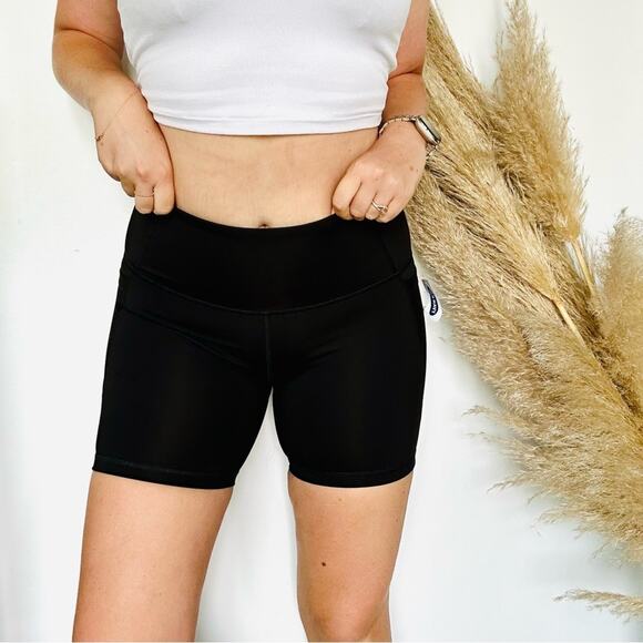 NEW OLD NAVY Black High Rise Waisted Biker Shorts 5" Inseam M Pockets Gym Lounge - Picture 1 of 9